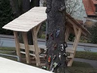 Aufstellen einer überdachten Bank am Bürgerhaus
