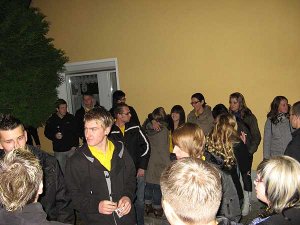 Vor der Kirche