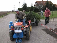 Abtransport mit Kleintraktor