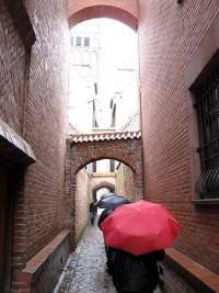 Überbrückte Gasse