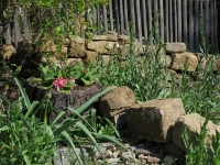 Sandsteinmauer am Waidbeet