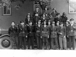 Löschtruppe vor Fahrzeug aus Vieselbach