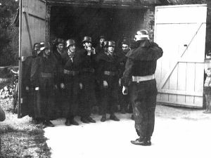 Löschtruppe vor dem Gerätehaus