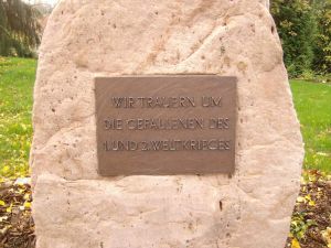 Tafel auf dem Gefallenen-Denkmal