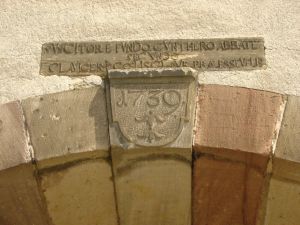 Schlussstein am Portalbogen