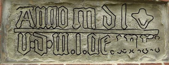 Sandsteintafel von 1550 mit Schriftrekonstruktion