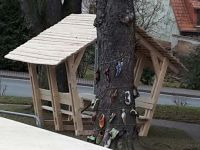 Aufstellen einer überdachten Bank am Bürgerhaus