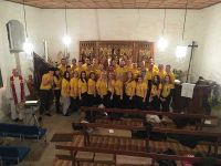 Kirmesgesellschaft in der Kirche