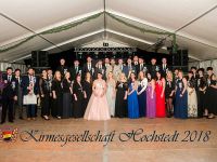 Kirmesgesellschaft im Kirmeszelt