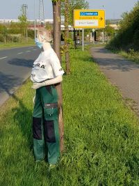 Schaufensterpuppe am Ortseingang von Erfurt