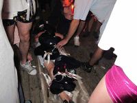 Ablegen der Schleifen und Mützen