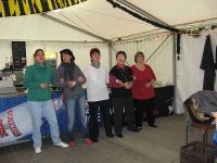 Schunkelnde Helferinnen