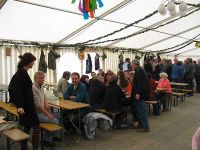 Warten auf die Kirmesgesellschaft