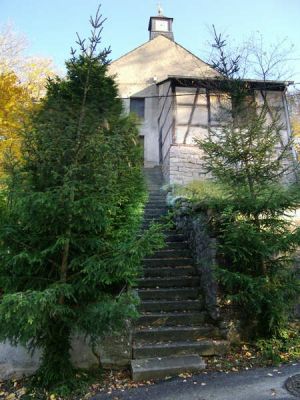 Mit Fichten geschmückte Kirche Mit Fichten geschmückte Kirche