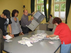 Ausschütten der Urne