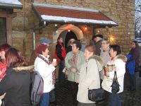 Vor der Kirche in Schallenburg