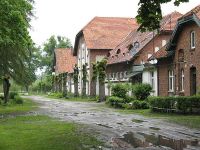 Vor dem Gestüt - zweistöckige Backsteinhäuser