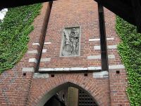 Maria-Relief über dem Haupteingang