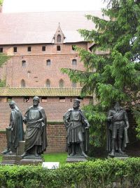 Großmeister-Statuen im Hof