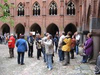 Im Hof des Hochschlosses