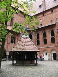 Brunnen im Hochschloss-Hof