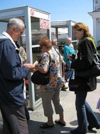 Jan Klatt verteilt Karten