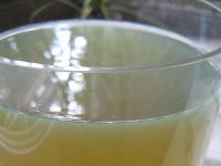 Waidblattbrühe im Glas