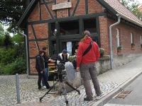 Am Experimentiertisch vor dem Museum