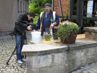 Am Experimentiertisch vor dem Museum