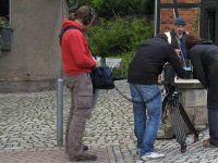 Am Experimentiertisch vor dem Museum