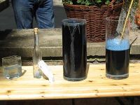 Am Experimentiertisch vor dem Museum