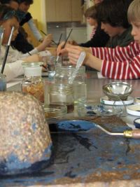 Künstler malen mit Waid