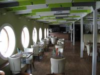 Der Speiseraum der Golfyacht