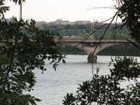 Blick vom Ufer auf die Moldau