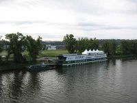 Blick von der Libeňský most auf die Golf-Yacht