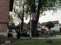 Der Maibaum steht