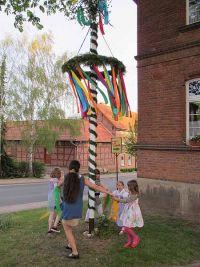 Tanz um den Maibaum