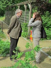 Dr Sander und Frau Ott im Gespräch