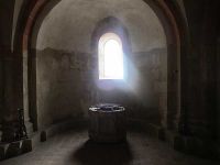 Taufbecken vor der Krypta