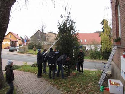 Weihnachtsbaumaufstellen