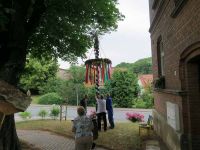 Abschmücken des Maibaums