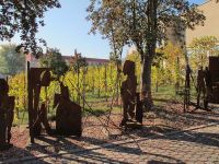 Herbstfahrt - Weinberg mit Hexenspruch-Skulpturen