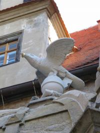 Herbstfahrt - Steinerner Rabe mit Ring im Schnabel