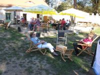 Herbstfahrt - Liegestühle im Schlosshof